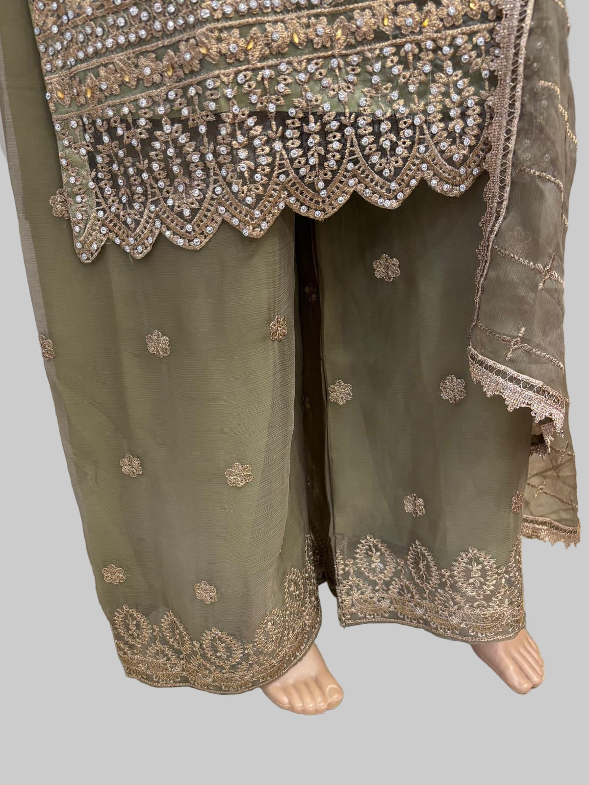 (138) Elegant Pakistani Embroidered Chiffon 3-Piece Occasion Wear Suit