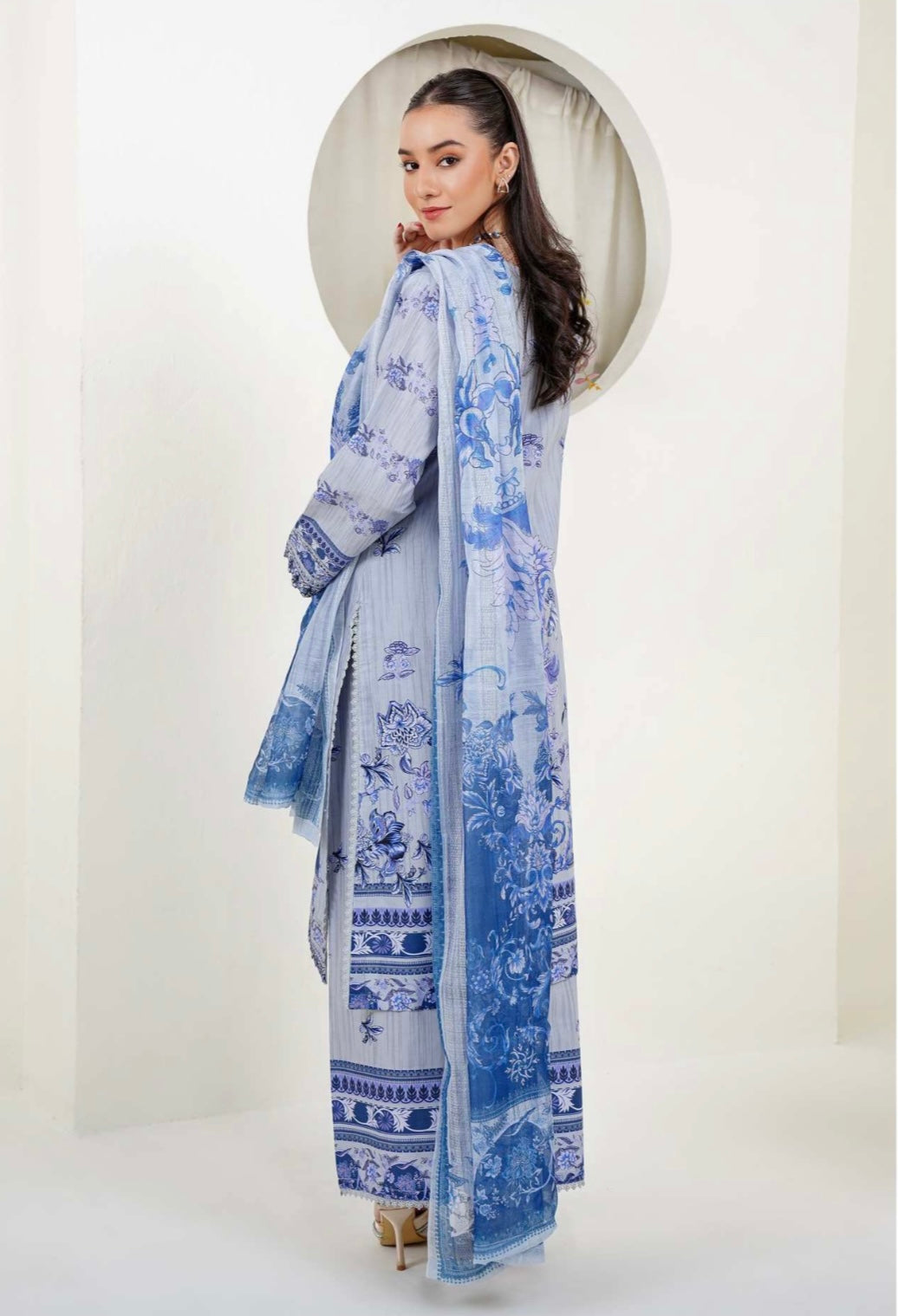 (21) Lawn Luxe – Digital Print 3-Piece Ready-to-Wear Set with Munar Dupatta