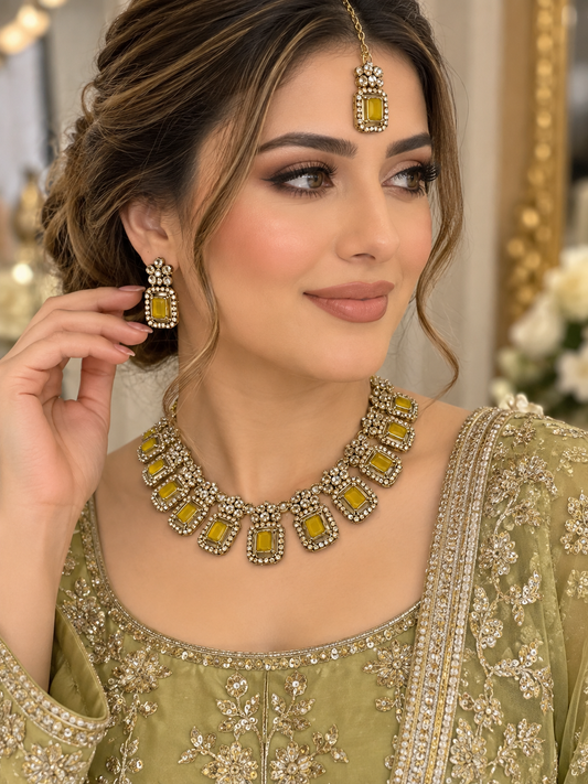 (J3) Elegant gold-toned jewellery set with mustard stones and sparkling crystals, complete with necklace, earrings and tikka