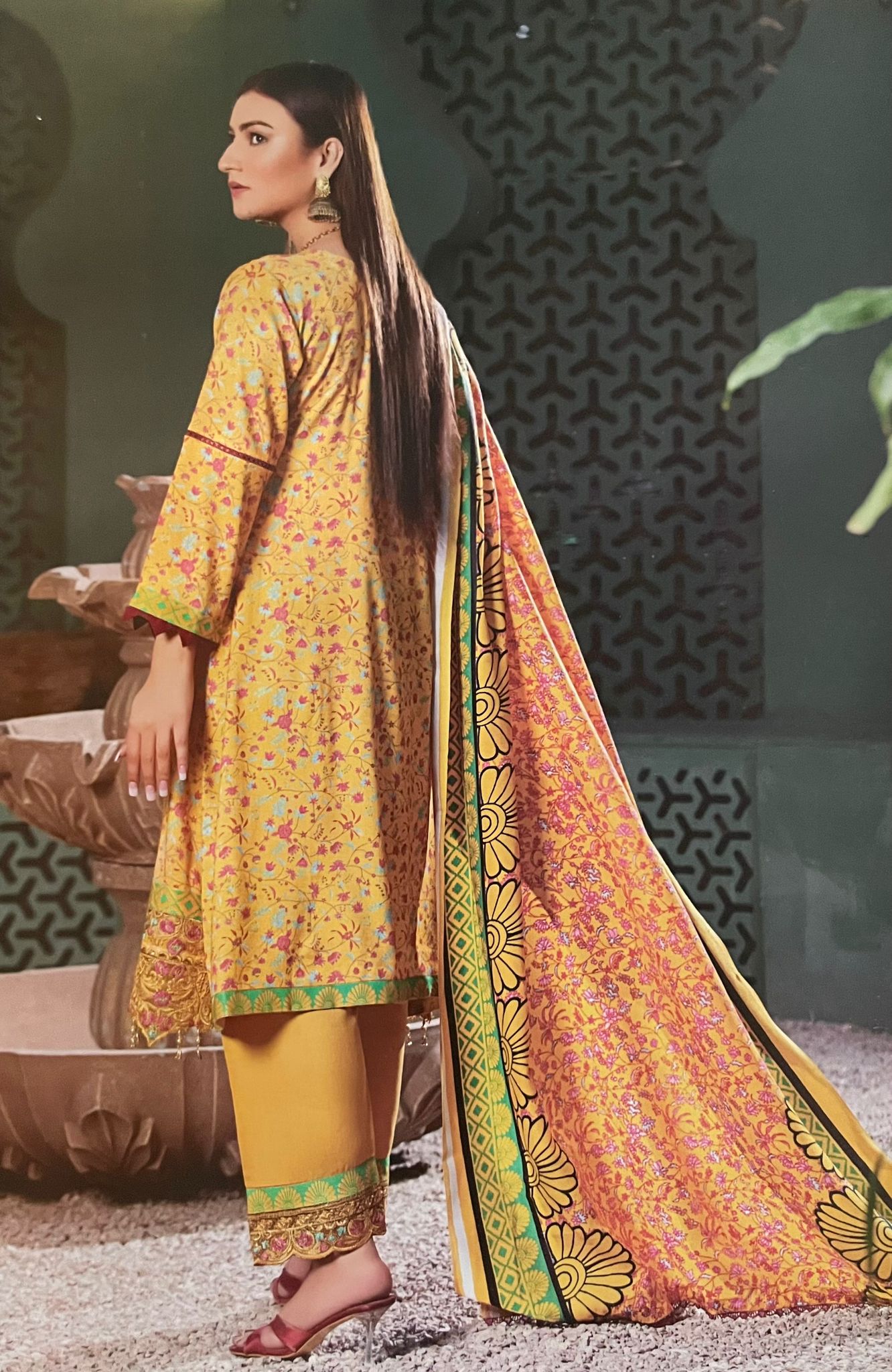 (3) Munira Dhanak Winter Elegance: Embroidered Pashmina Suit with Shawl